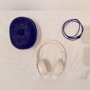 Beats Solo Pro Wireless Noise Cancelling On-Ear Headphones (ivory)